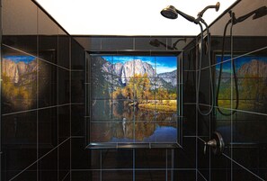 Duschwanne, Haartrockner, Handtücher, Toilettenpapier