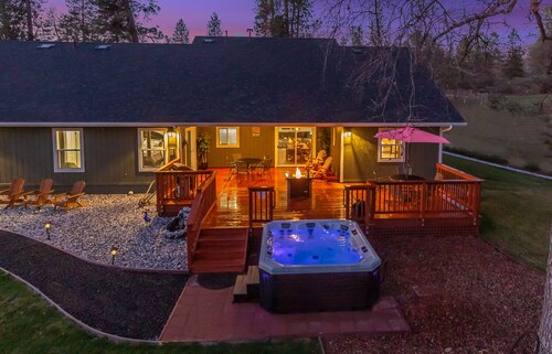 Luxurious Yosemite Mountain Home , Spa, Pool, Miniature Ponies! and Gameroom