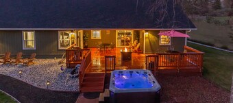 Luxurious Yosemite Mountain Home , Spa, Pool, Miniature Ponies! and Gameroom