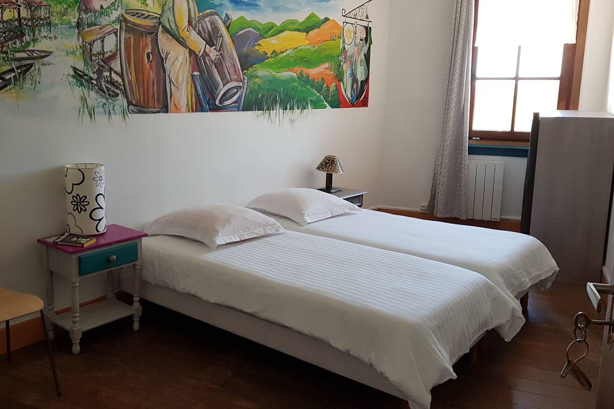 Habitación estándar con 1 cama doble o 2 individuales, vistas a la montaña (Ouest) | Decoración individual, mobiliario individual, cortinas opacas