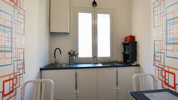 Coffee/tea maker, fridge, stovetop, toaster