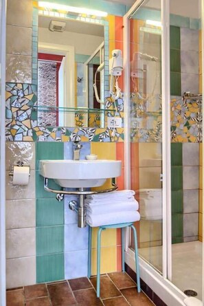 Regadera, secadora de cabello, bidet, toallas 