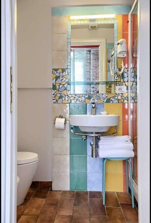 Dusche, Haartrockner, Bidet, Handtücher