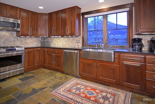 The Townie / Fabulous Home in Town with Amazing Artwork! Gourmet Kitchen!