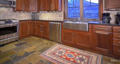 Upea 4 makuuhuoneen koti kaupungissa! Uskomattomat näkymät! Townie-pyörät mukana!