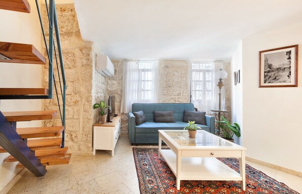 Living room - Welcome to Old Jaffa - stay at my place (Tel Aviv)