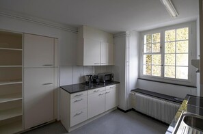 Réfrigérateur, micro-ondes, plaque de cuisson, lave-vaisselle