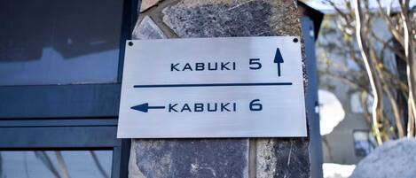 A directional sign on a stone wall indicating Kabuki 5 and Kabuki 6.