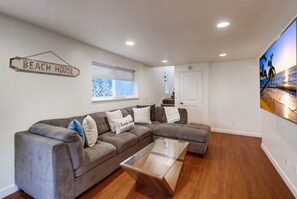 TV, fireplace, DVD player - 1 House to Beach, Ocean Views, 3 Levels + Sky Deck (San Diego)