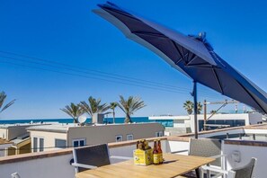 Outdoor dining - 1 House to Beach, Ocean Views, 3 Levels + Sky Deck (San Diego)