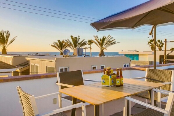 Outdoor dining - 1 House to Beach, Ocean Views, 3 Levels + Sky Deck (San Diego)