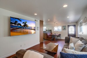 Televisión, chimenea y reproductor de DVD 