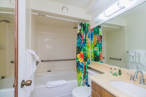 A bathroom with a bathtub, toilet, and sink. - Great Location In Wakiki, Walking Distance To Beach, Shopping, Dining! (Honolulu)