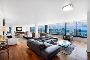 TV, DVD player - Gorgeous Ocean & Diamond Head Views! Waikiki, FREE Parking!! (Honolulu)