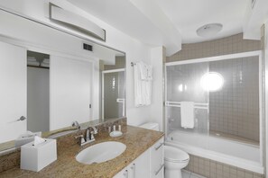 Bathtub, hair dryer, towels - Gorgeous Ocean & Diamond Head Views! Waikiki, FREE Parking!! (Honolulu)