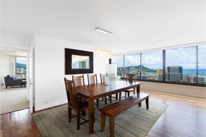 Dining - Gorgeous Ocean & Diamond Head Views! Waikiki, FREE Parking!! (Honolulu)