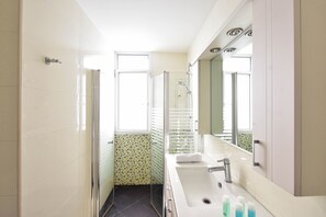 Departamento, 3 habitaciones | Baño | Regadera, toallas, jabón, shampoo 