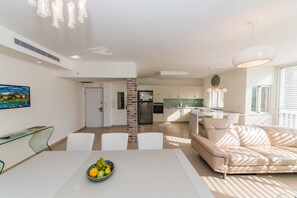 Departamento, 3 habitaciones | Área de sala de estar | Televisión de pantalla plana 