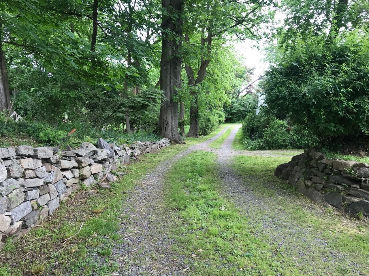 Secluded cottage on cul de sac in Rowayton. Available for year round lease.