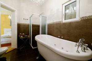 Suite Familiale | Salle de bain | Chaussons, serviettes fournies, papier toilette