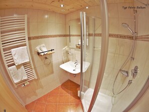 Dusche, Haartrockner, Handtücher