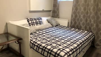 2 bedrooms, iron/ironing board, WiFi, bed sheets