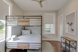4 Schlafzimmer, Schreibtisch, Bügeleisen/Bügelbrett, WLAN
