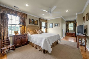 4 bedrooms, desk, travel cot, WiFi