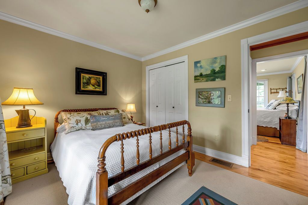 4 bedrooms, desk, travel crib, WiFi