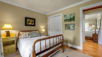 4 bedrooms, desk, travel crib, WiFi