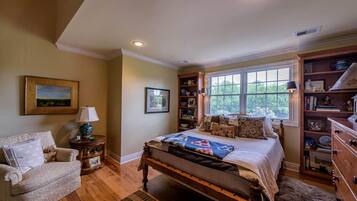 4 bedrooms, desk, travel crib, WiFi