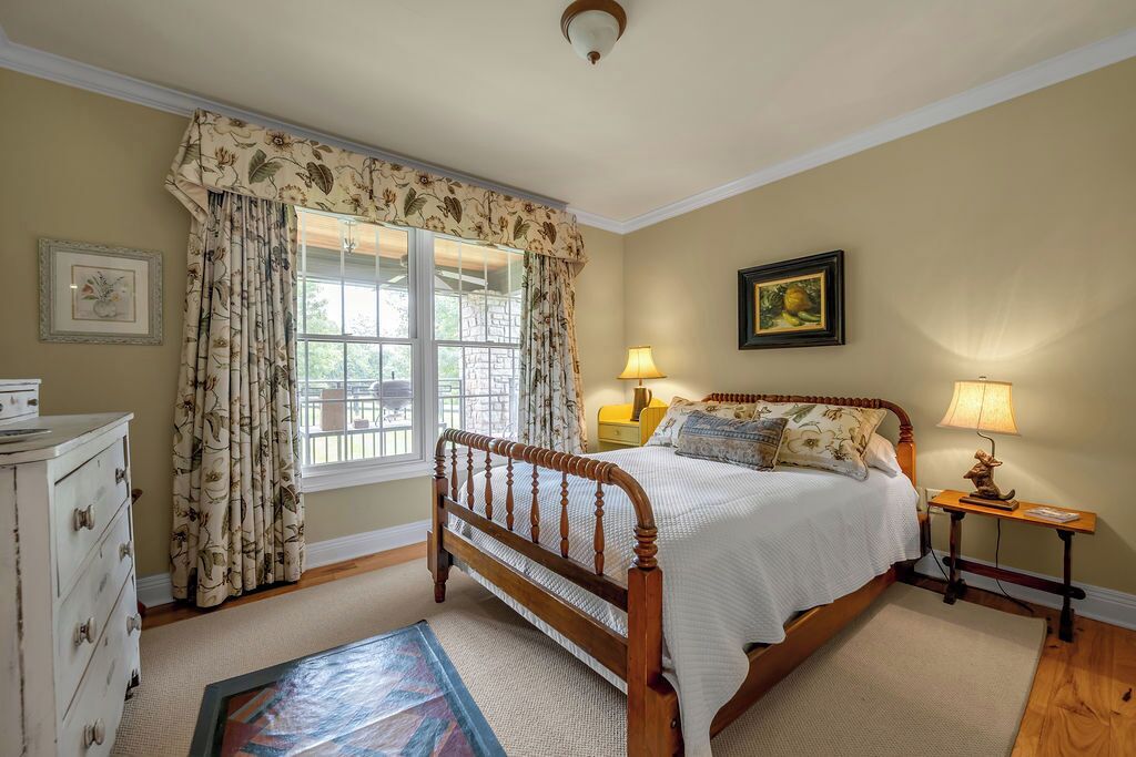 4 bedrooms, desk, travel crib, WiFi