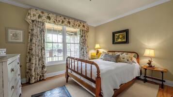 4 bedrooms, desk, travel crib, WiFi