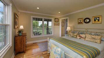 4 bedrooms, desk, travel crib, WiFi