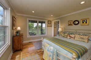 4 bedrooms, desk, travel crib, WiFi - Orchard Park cottage (Versailles)