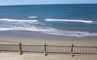 Casa Madera: expansive views and spacious comfort