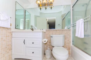 Combined shower/tub, hair dryer, towels - Great Location In Wakiki, Walking Distance To Beach, Shopping, Dining! (Honolulu)