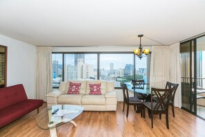 TV - Great Location In Wakiki, Walking Distance To Beach, Shopping, Dining! (Honolulu)