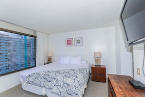 2 bedrooms, iron/ironing board, free WiFi, bed sheets - Great Location In Wakiki, Walking Distance To Beach, Shopping, Dining! (Honolulu)