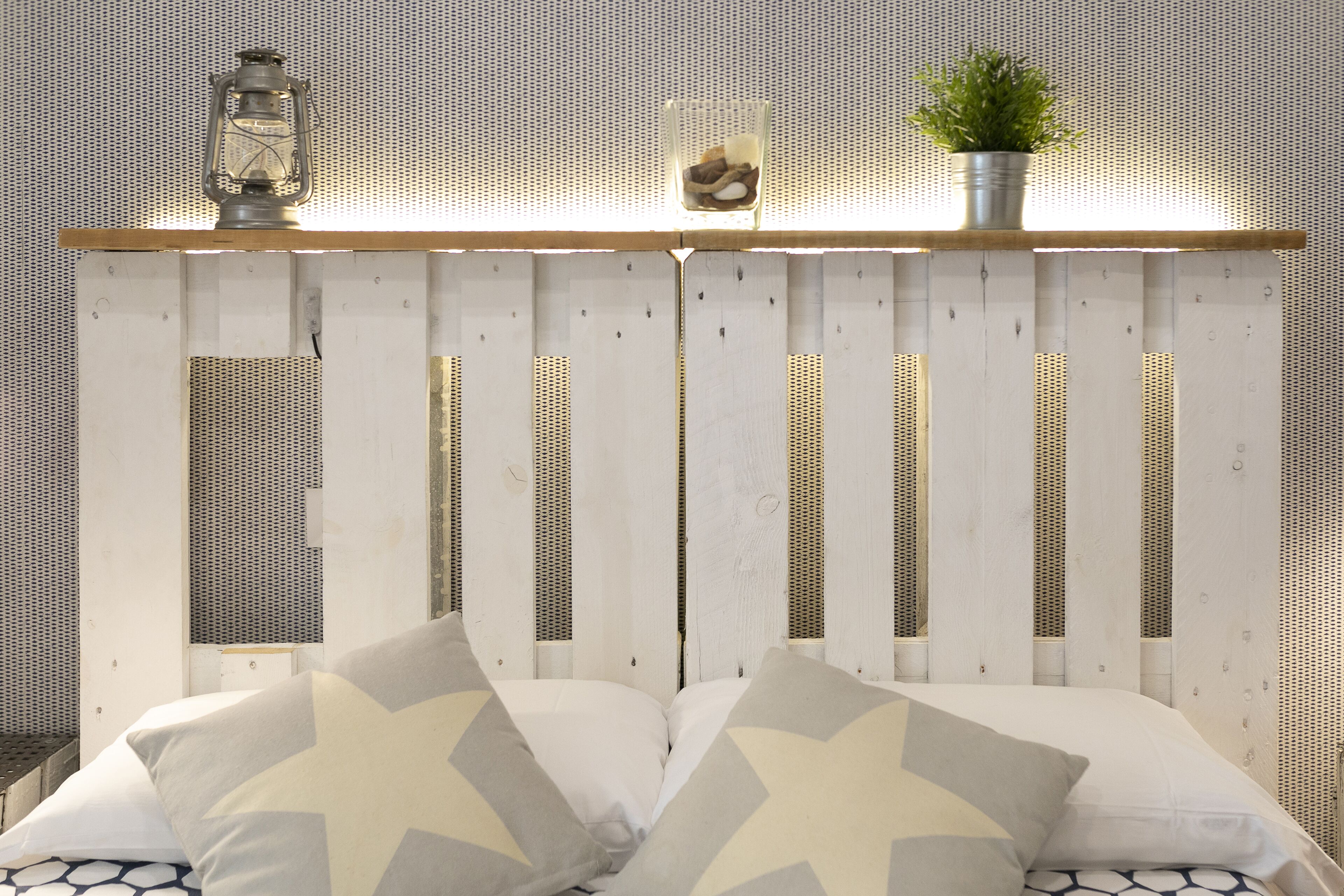 5 soverom, skrivebord, lydisolert og strykejern/-brett