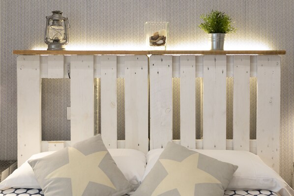 5 bedrooms, desk, soundproofing, iron/ironing board