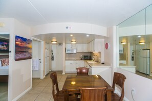 Dining - Great Ocean View, One Bedroom at the Ilikai Hotel (Honolulu)