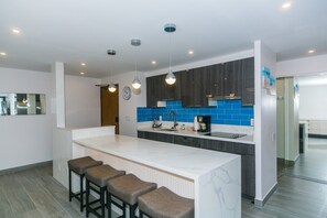 Fridge, microwave, oven, stovetop - Great Location In Wakiki, Walking Distance To Beach, Shopping, Dining! (Honolulu)