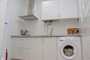 Refrigerador, microondas, placa de cocina, cafetera/tetera