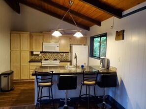 Kjøleskap, mikrobølgeovn, ovn og kokeplater