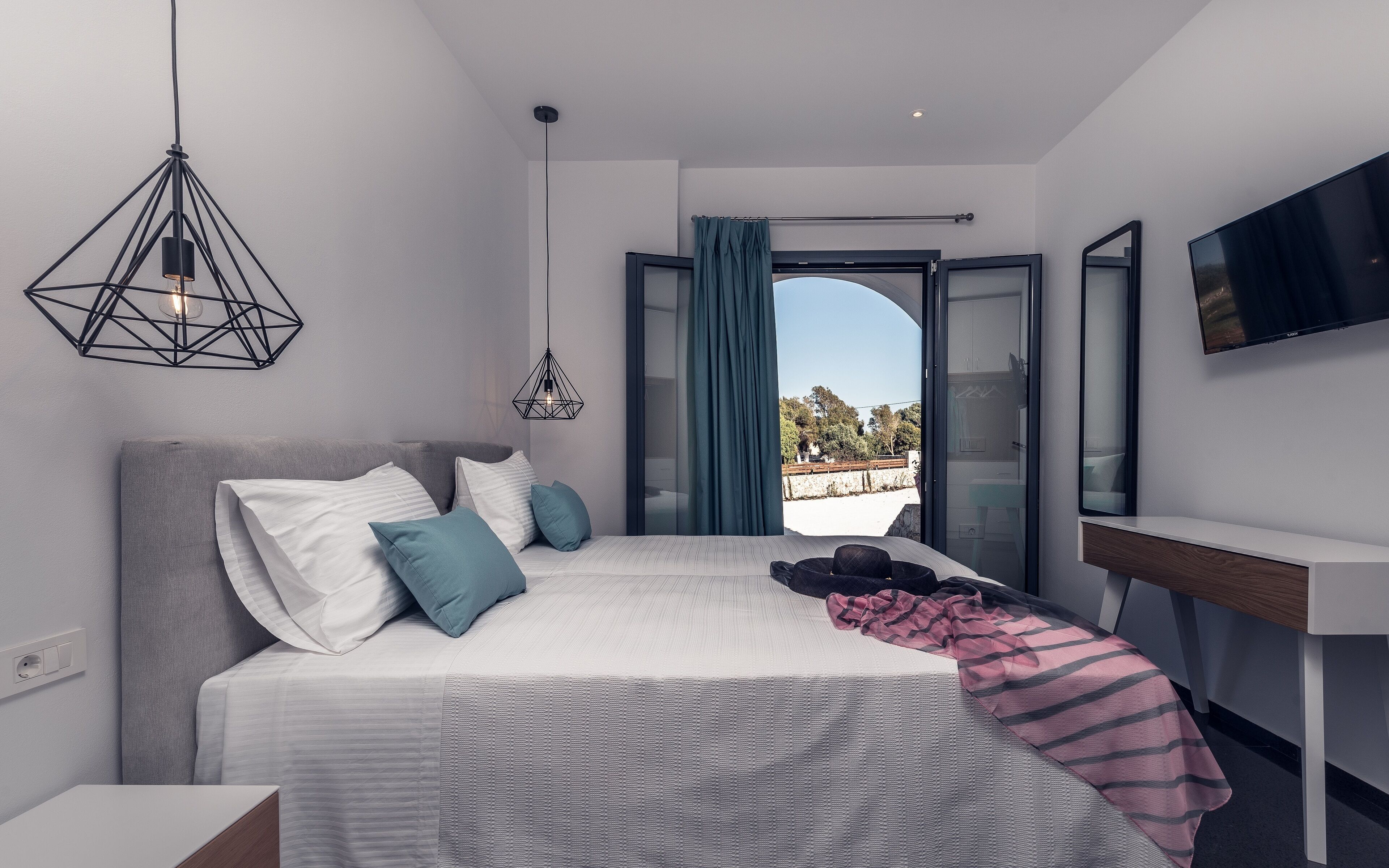 6 sovrum, värdeförvaringsskåp på rummet, skrivbord och ljudisolering