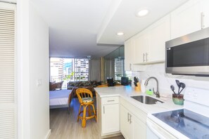 Een koelkast, een magnetron, een oven, een kookplaat