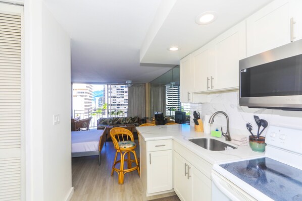 Refrigerador, microondas, horno y parrilla de estufa 