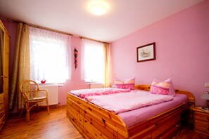 1 bedroom, travel cot, WiFi, bed sheets