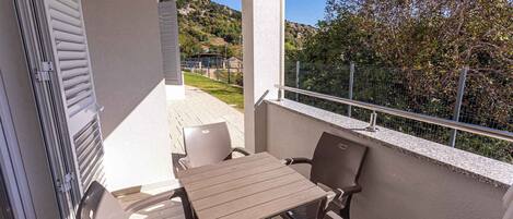 تناول الطعام بالخارج